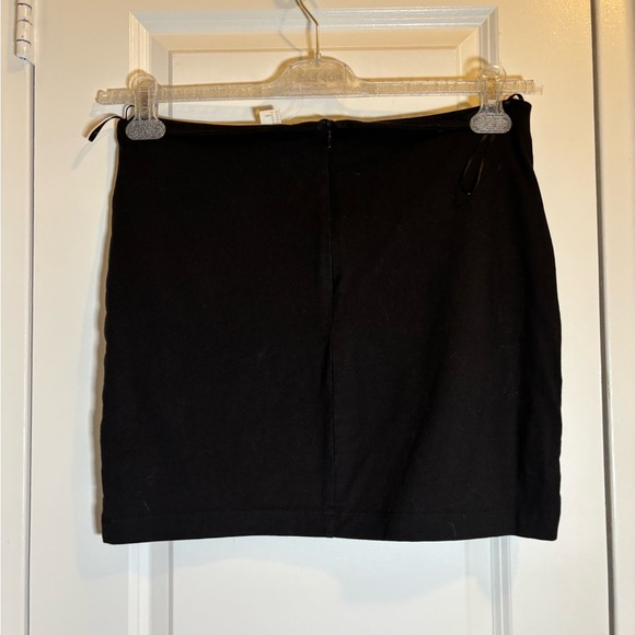 H&M Black and White Geometric Mini Skirt Size M NWOT - Picture 2 of 5